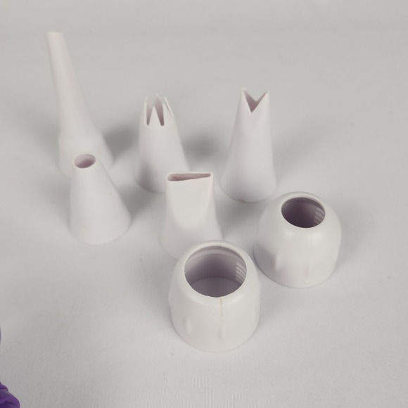 Wilton Dessert‎ Decorator Plus Cake Cookie Pastry Icing Tool 5 tips 2 Couplers - Picture 3 of 16